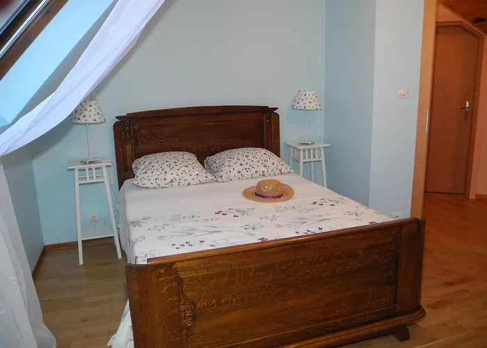 Au Pied Du Chateau